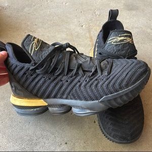 Lebron 16 I’m king size 11